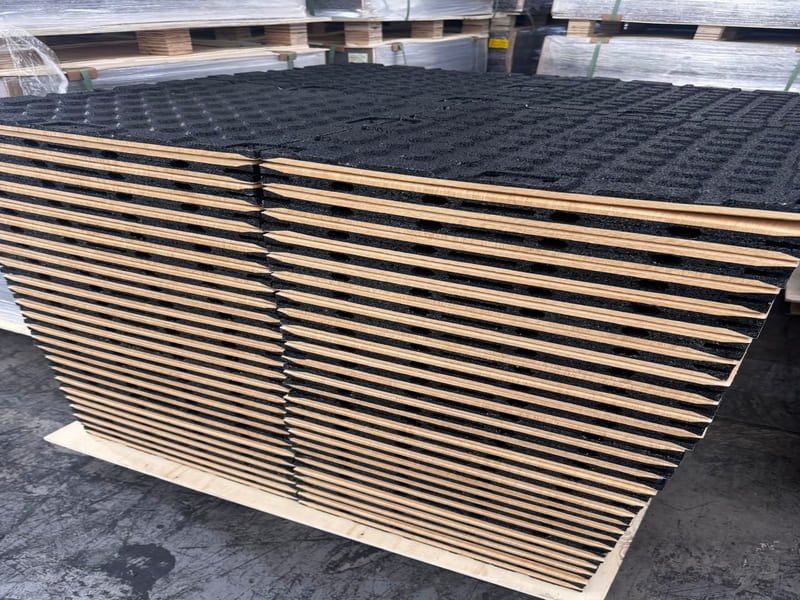 L'installazione di una pavimentazione per palestra mostra una combinazione di pavimenti laminati e tappeti spessi indipendenti nell'area di sollevamento pesi.